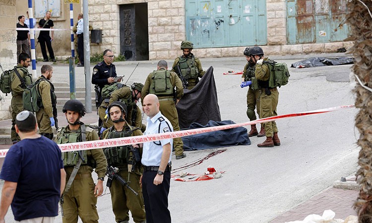 بالفيديو.. استشهاد فلسطينيين بزعم طعنهما جندياً  إسرائيلياً في الخليل