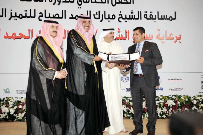 رضا محمد يتسلم جائزته﻿