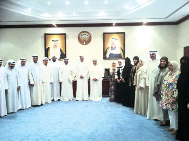 دهيثم الاثري وفيصل المقصيد مع الفائزين واللجنة المشرفة على المسابقة﻿