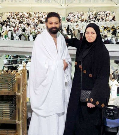 الهام شاهين مع شقيقها امير اثناء العمرة