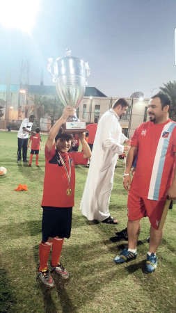 نجم الابيض رافعا الكاس ﻿