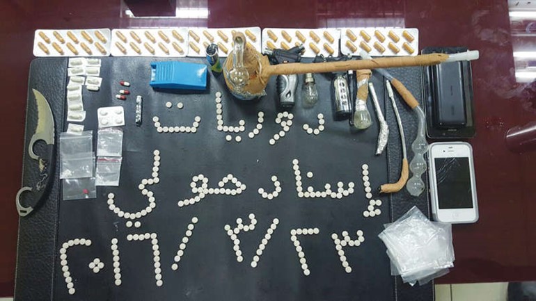 الحبوب المضبوطة وادوات التعاطي التي عثر عليها بحوزة الخليجي﻿