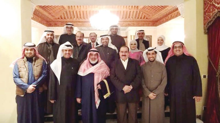 الفريق مثابت المهنا والسفير شملان الرومي وعادل الصرعاوي وعدد من الحضور في حفل العشاء