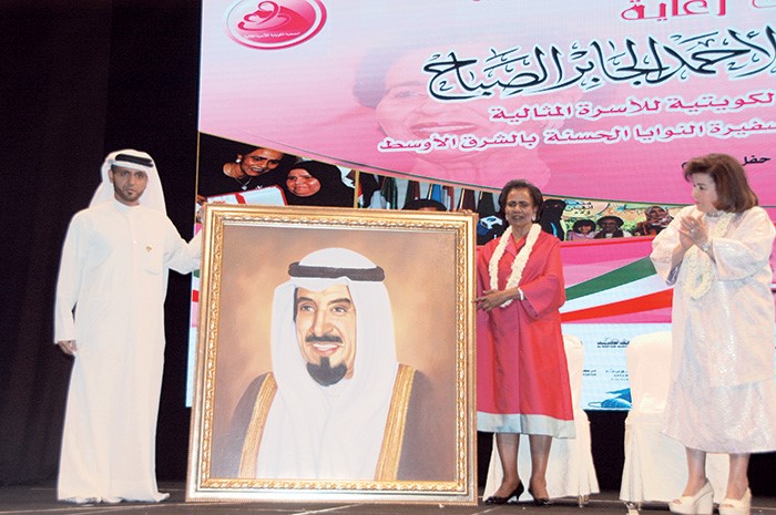 الشيخة فريحة الاحمد تتسلم هدية عبارة عن لوحة تحمل صورة سمو الامير الراحل الشيخ جابر الاحمد﻿

