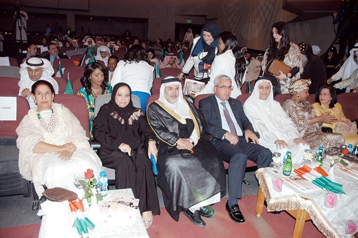 الشيخة شيخة العبدالله والسفير البحريني الشيخ خليفة بن حمد والسفير الفلسطيني رامي طهبوب ﻿

