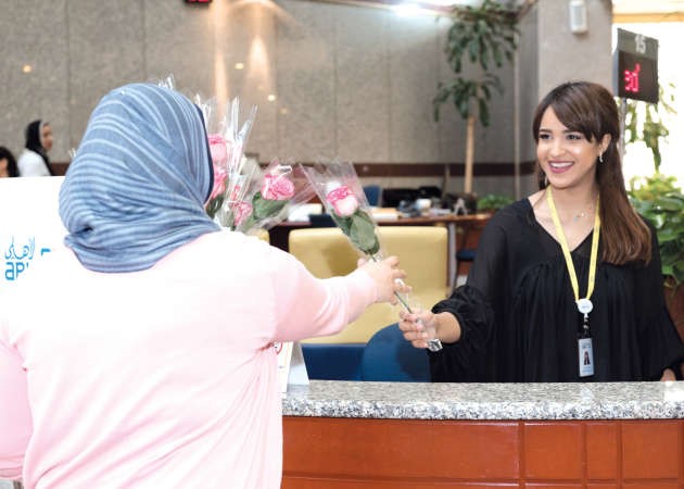 توزيع الزهور على الامهات في عيدهن﻿