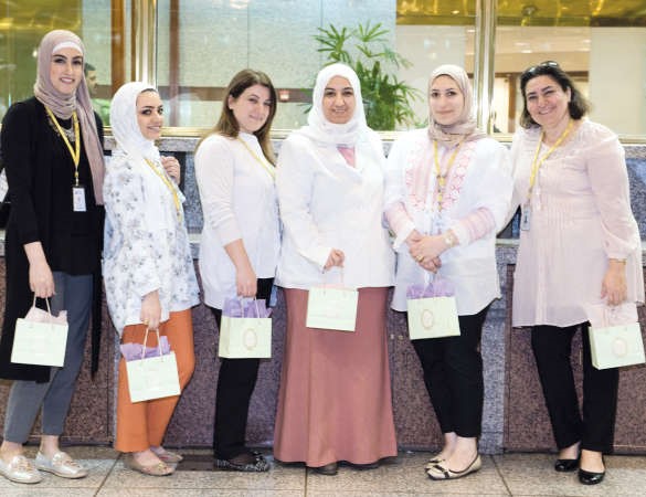 عدد من موظفات البنك خلال الاحتفال بعيد الام﻿