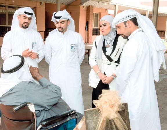 موظفو الوطني خلال الزيارة﻿