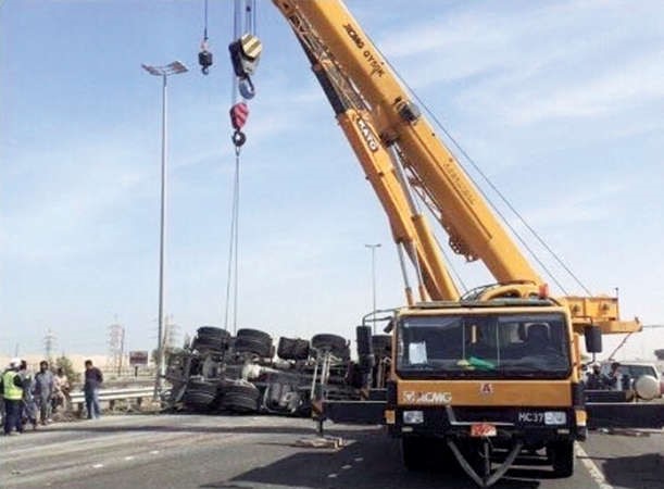 الشاحنة بعد انقلابها على طريق الملك فهد