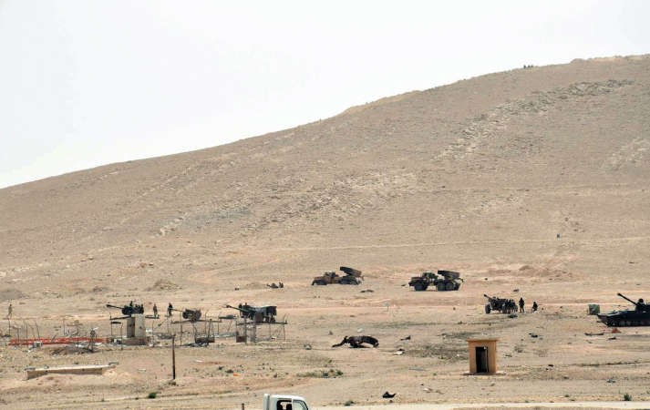 قوات الجيش السوري خلال عملياتها العسكرية ضد داعش في تدمر رويترز