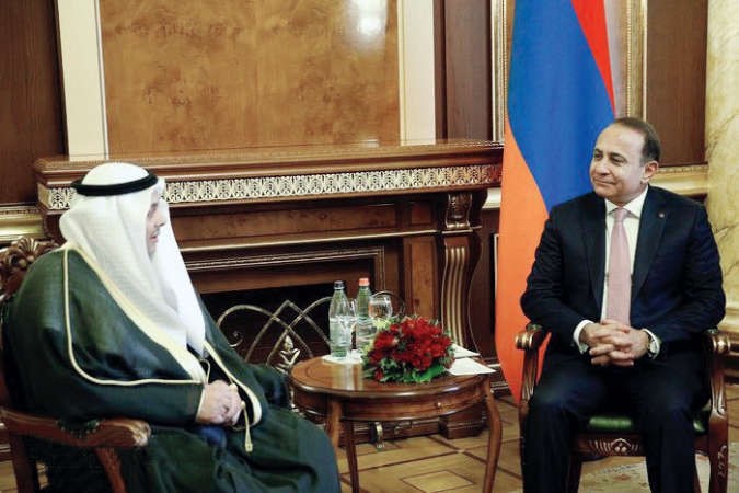 يعقوب الصانع خلال لقائه رئيس وزراء ارمينيا هوفيك ابراهاميان﻿