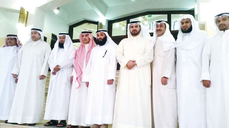 سعود الحريجي مع اعضاء وفد الصداقة البرلمانية اثناء زيارة مركز خادم الحرمين الشريفين الاسلامي بالعاصمة الكاميرونية ﻿