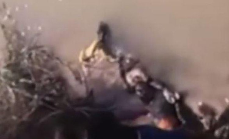 بالفيديو.. امرأة تربط أطفالها الثلاثة بخصرها وتلقي بنفسها في نهر الفرات هرباً من المجاعة ليلقوا حتفهم