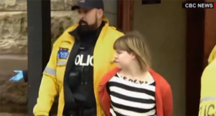 بالفيديو.. تبرئة مذيع سابق من تهم جنسية على الهواء.. وردة فعل مفاجئة من سيدة!
