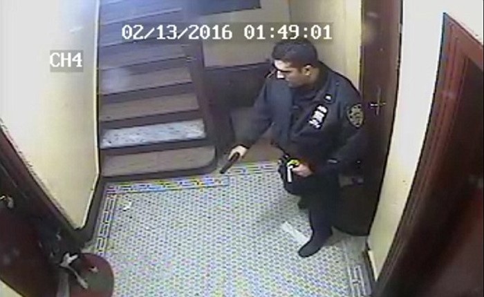 بالفيديو.. شرطي يطلق النار على كلب ويرديه قتيلاً