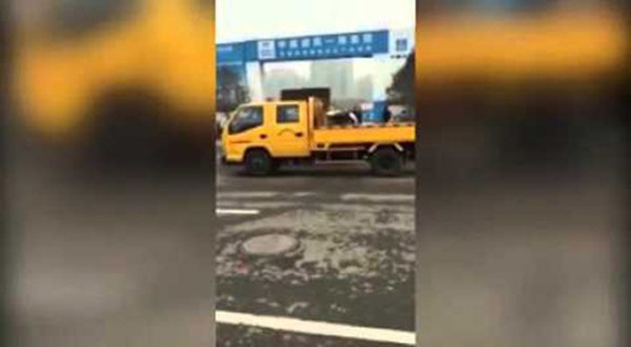 بالفيديو.. تجنب إيقاف سيارتك أمام موقع بناء بعد هذا الحادث