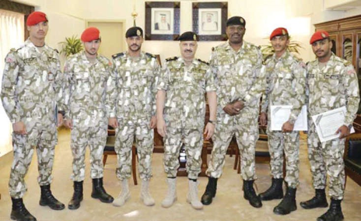 الامين العام المساعد لشؤون الحرس اللواء خالد الوقيت والرائد بدر المطوع يتوسطان الخريجين﻿