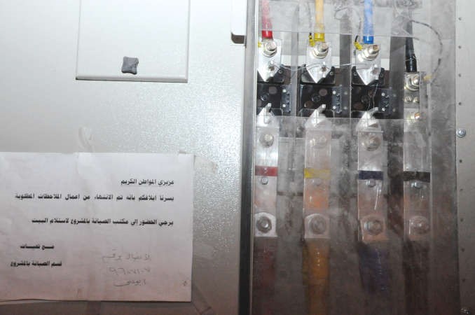 سرقة الكهرباء من محول المنزل بطريقة خطرة واسلاك عارية﻿