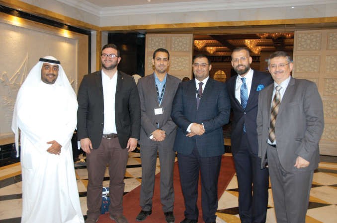 ماجد القاسم مع مجموعة من مديري وكالات السفر والسياحة