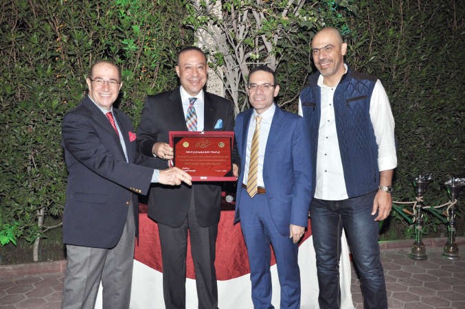 ماجد حنا يتسلم تكريم فندق هوليداي ان 