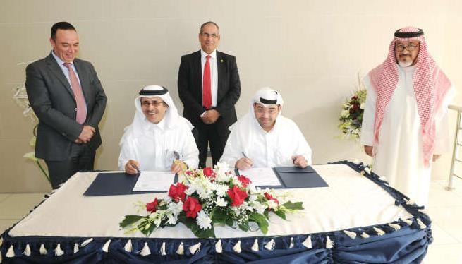 يوسف خالد المرزوق ود ناصر الهتلان القحطاني خلال توقيع اتفاقية تنظيم منتدى الحكومة الالكترونية العربي الاول	 هاني الشمري﻿