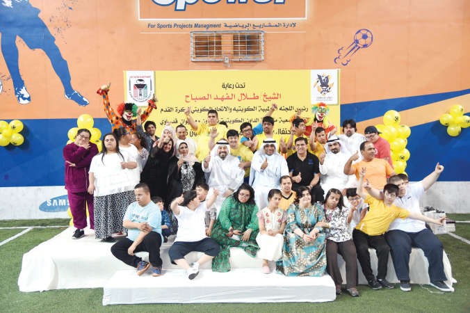 الشيخ طلال الفهد ودحسين المكيمي والمدرب محمد ابراهيم مع الاطفال 
