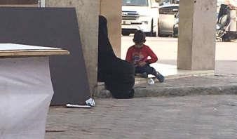 المتسولة والطفل المستاجر قبل القبض عليهما بدقائق﻿