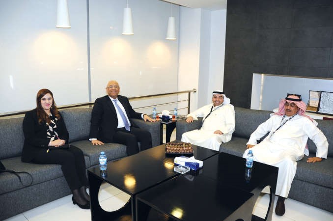 رئيس التحرير الزميل يوسف خالد المرزوق مستقبلا السفير المصري ياسر عاطف والسكرتير الثالث بالسفارة جمانا نجم الدين بحضور نائب رئيس التحرير الزميل عدنان الراشدهاني الشمري﻿