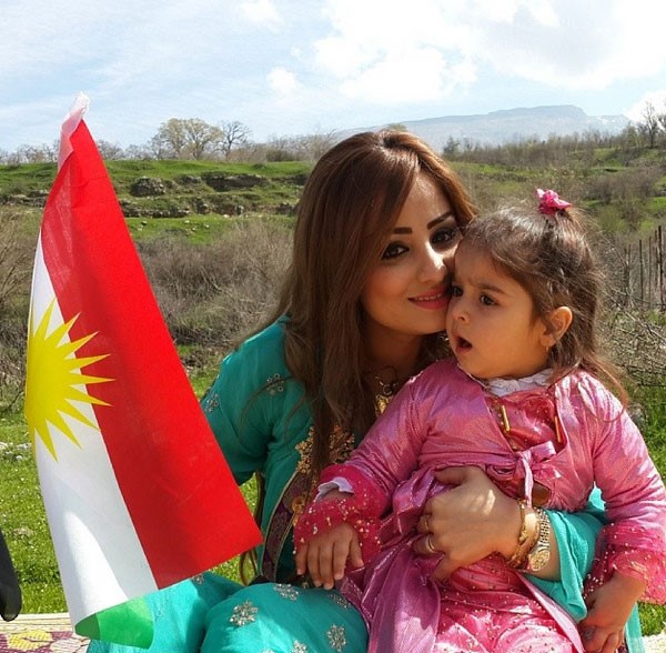بالصور.. ابنة برواس حسين نسخة منها في طفولتها