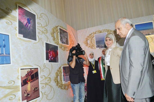 د بدر العيسى خلال جولة في المعرض قاسم باشا﻿