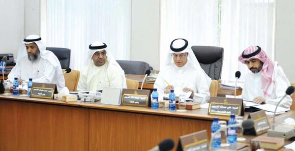 علي الخميس ومبارك الحريص واحمد القضيبي ود عبدالرحمن الجيران خلال الاجتماع