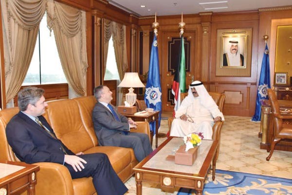 الشيخ محمد الخالد مستقبلا السفير البريطاني ماثيو لودج