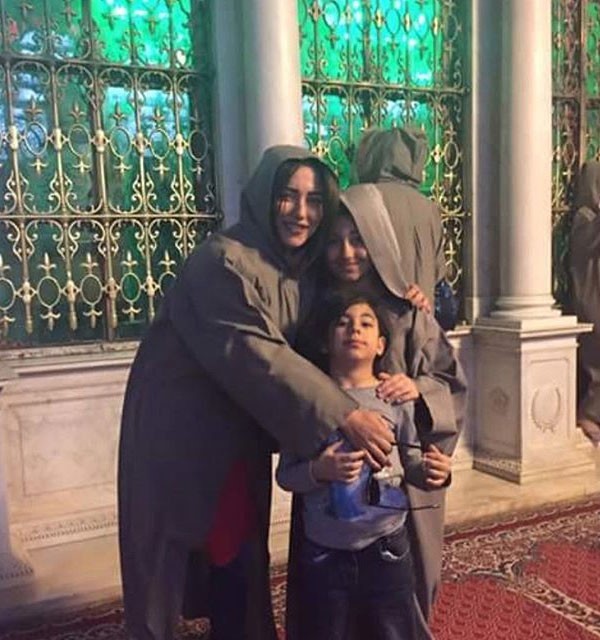 بالصور.. أمل عرفة وابنتاها ترتدين الحجاب داخل المسجد الأموي