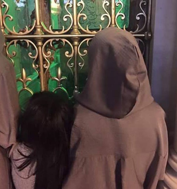 بالصور.. أمل عرفة وابنتاها ترتدين الحجاب داخل المسجد الأموي