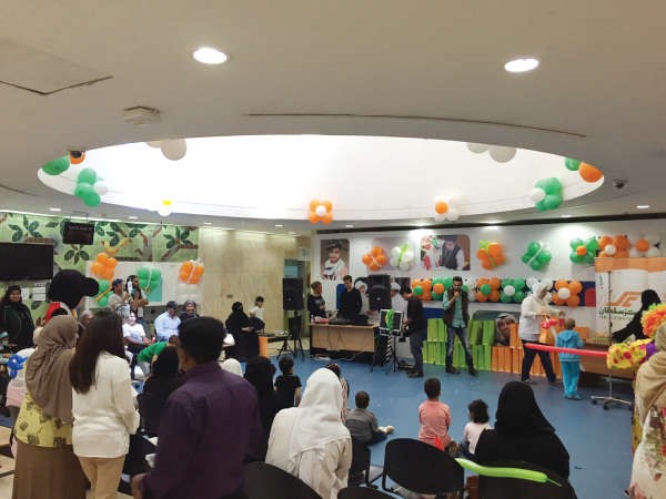 جانب من احتفال مركز سلطان باليوم العالمي للسعادة مع الاطفال 