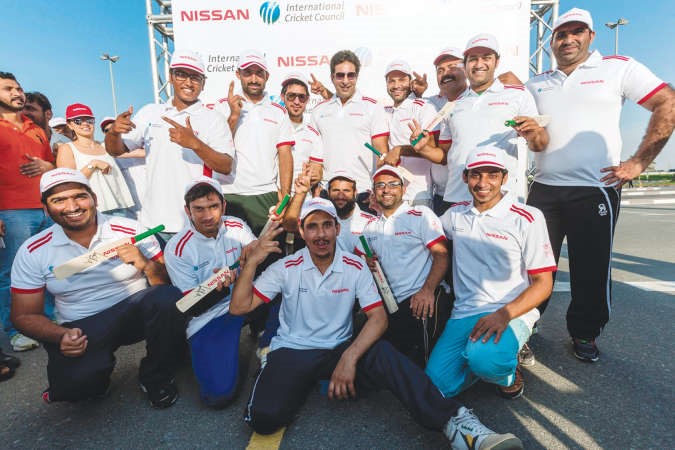 اللاعب وسيم اكرم في لقطة جماعية مع هواة الكريكيت بالامارات ﻿