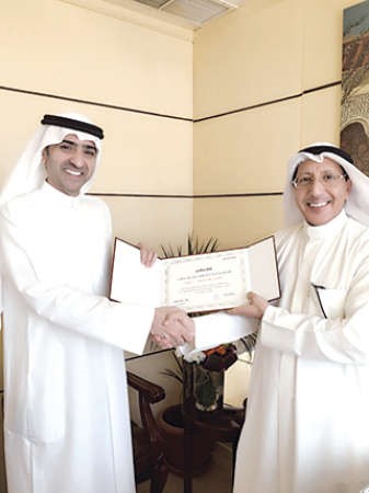 جانب من توزيع الشهادات بعد الدورة﻿