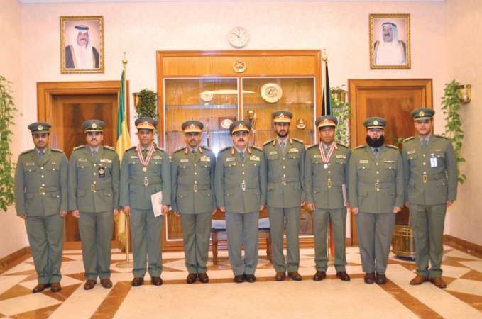 الفريق الركن م هاشم عبدالرزاق الرفاعي مع العميد رياض الطواري والعميد الركن طلاع عبدالرزاق قدير والحضور في التكريم ﻿