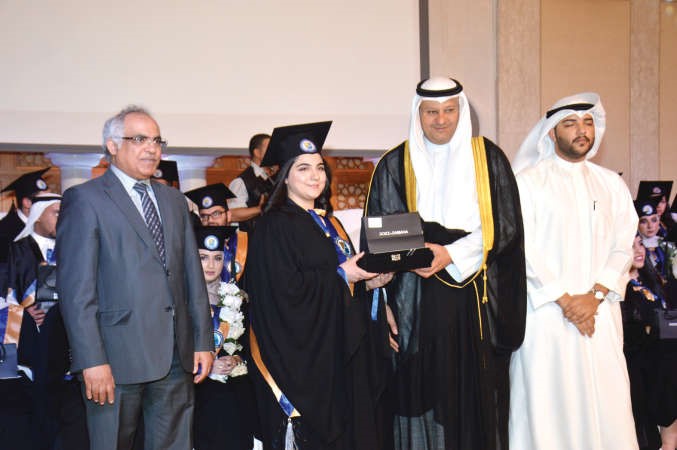 د علي العبيدي ود عادل الخضر يكرمان احدى الخريجات ﻿