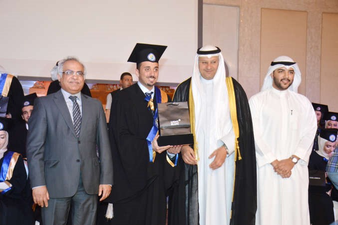 تكريم احد الخريجين 	انور الكندري﻿