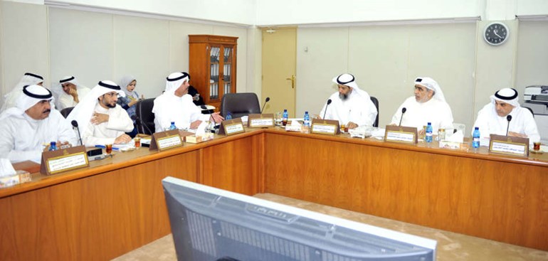 د عبدالله الطريجي وعدنان عبدالصمد ود عبدالرحمن الجيران اثناء اجتماع لجنة الميزانيات