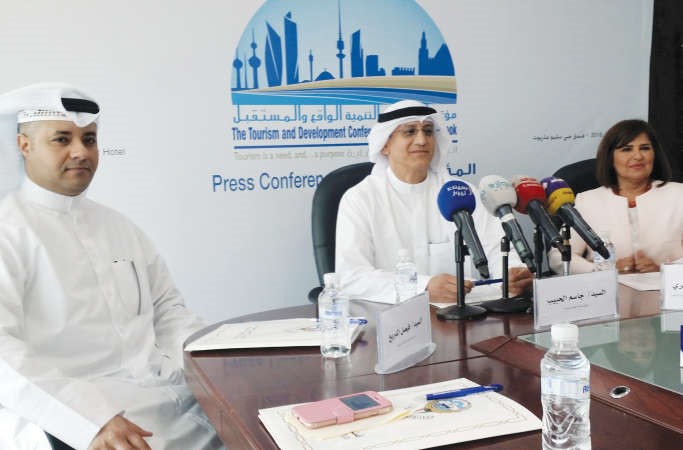 من اليمين نبيلة العنجري وجاسم الحبيب وفيصل الدريع خلال المؤتمر الصحافي ﻿