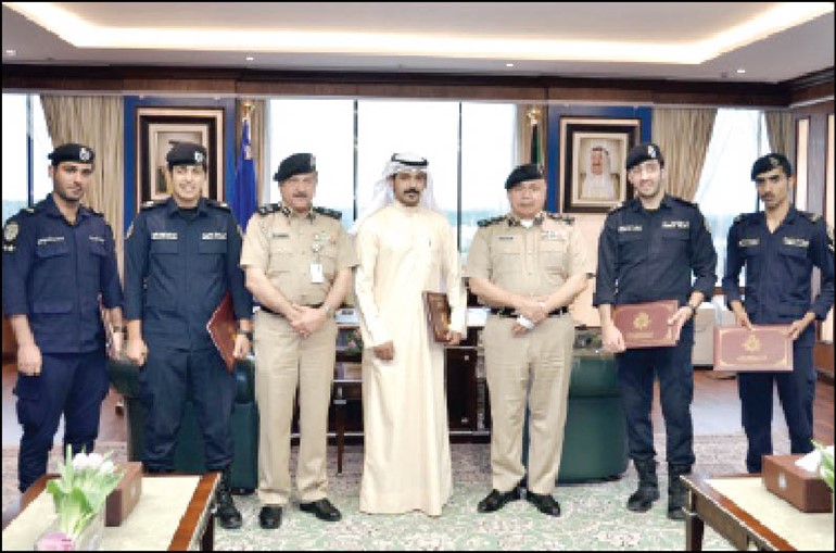 الفريق الفهد مستقبلا رجال النجدة والمواطن الذي ابلغ عن الفارين