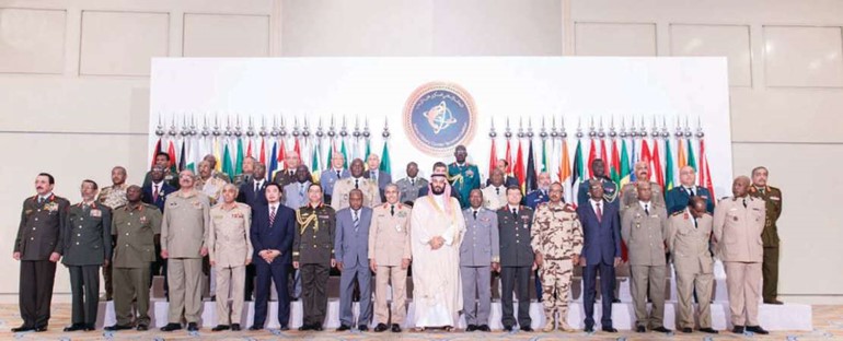 صاحب السمو الملكي الامير محمد بن سلمان ولي ولي العهد النائب الثاني لرئيس مجلس الوزراء وزير الدفاع السعودي في صورة جماعية مع رؤساء اركان دول التحالف الاسلامي في الرياض امسواس ﻿