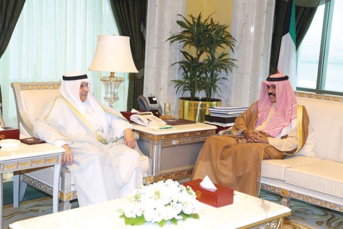 سمو ولي العهد الشيخ نواف الاحمد مستقبلا الشيخ خالد الجراح 