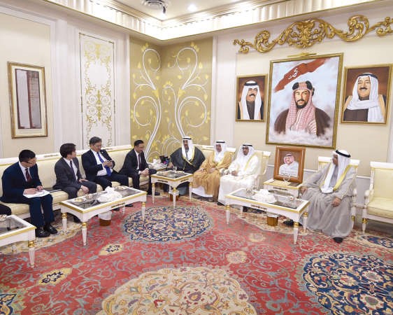 سمو الشيخ ناصر المحمد مستقبلا وزير خارجية منغوليا بوروفسورين لونديق والوفد المرافق