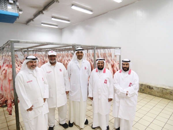 ناصر الزيد يتوسط الوفد