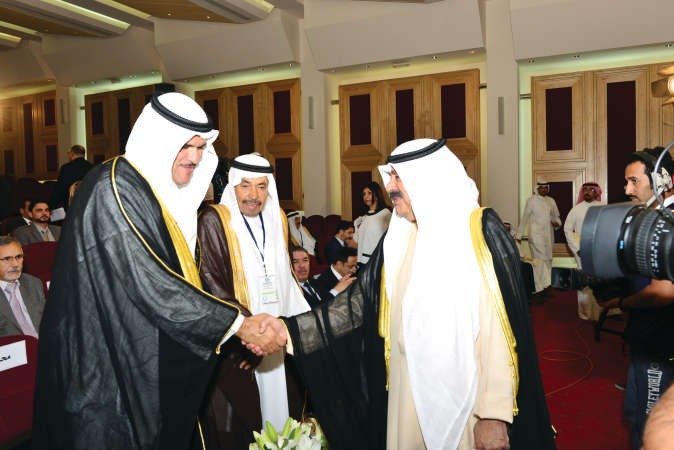 خالد الجارالله مصافحا الشيخ سلمان الحمود بحضور الشاعر
عبدالعزيز البابطين شانافاس قاسم