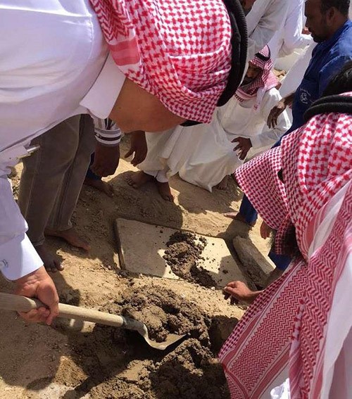 بالفيديو والصور.. لحظات مؤثرة لوالد "رضيع الطائف" وهو يحمل جثمانه بين ذراعيه لدفنه والحزن يكسو وجهه 