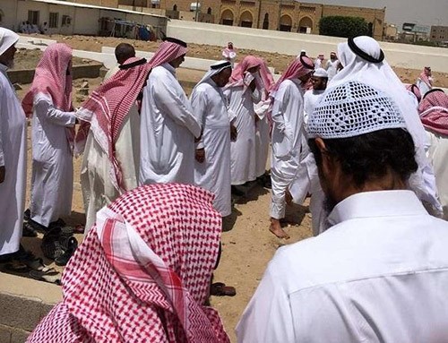بالفيديو والصور.. لحظات مؤثرة لوالد "رضيع الطائف" وهو يحمل جثمانه بين ذراعيه لدفنه والحزن يكسو وجهه 